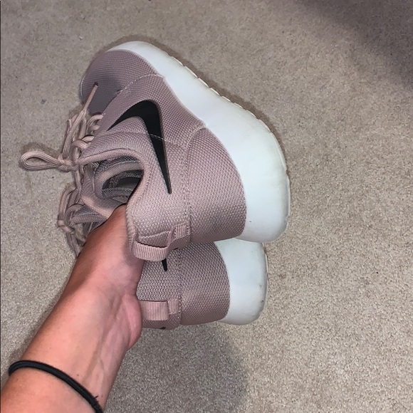 Super cute Nike roshes - Picture 2 of 3